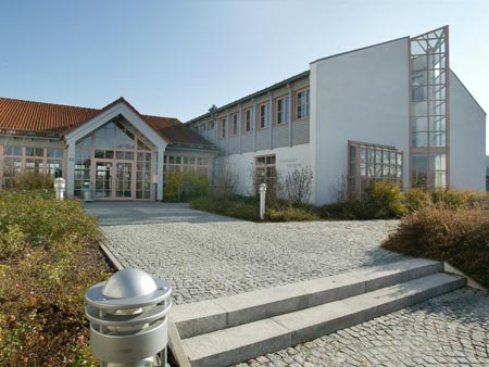 Schule Zolling mit 3fach-Turnhalle